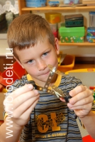 Мальчик играет с металлическим конструктором, фотография из архива детского фотографа