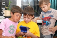 Ребёнок с электронной игрушкой, фото детей в фотобанке fotodeti.ru