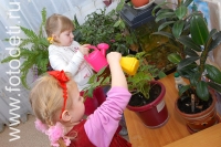 Дети поливают цветы в детском саду, любимые занятия детей