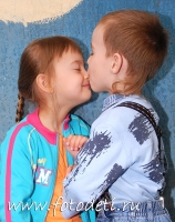 Брат нежно целует сестру в носик, забавные фотографии детей на сайте детского фотографа