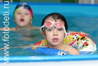 Тренировка по  плаванию, на фото дети занимаются спортом