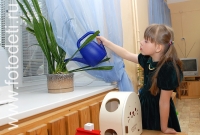 Дети помогают взрослым поливать цветы, любимые занятия детей