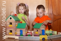 Конструирование домиков из деревянных кубиков, фотографии детей на авторском сайте детского фотографа