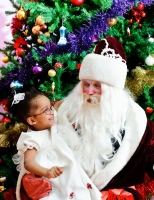 Чернокожий ребёнок на руках у Деда Мороза. Идеи детского фотографа.
