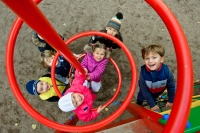 Играющие дети на детской площадке